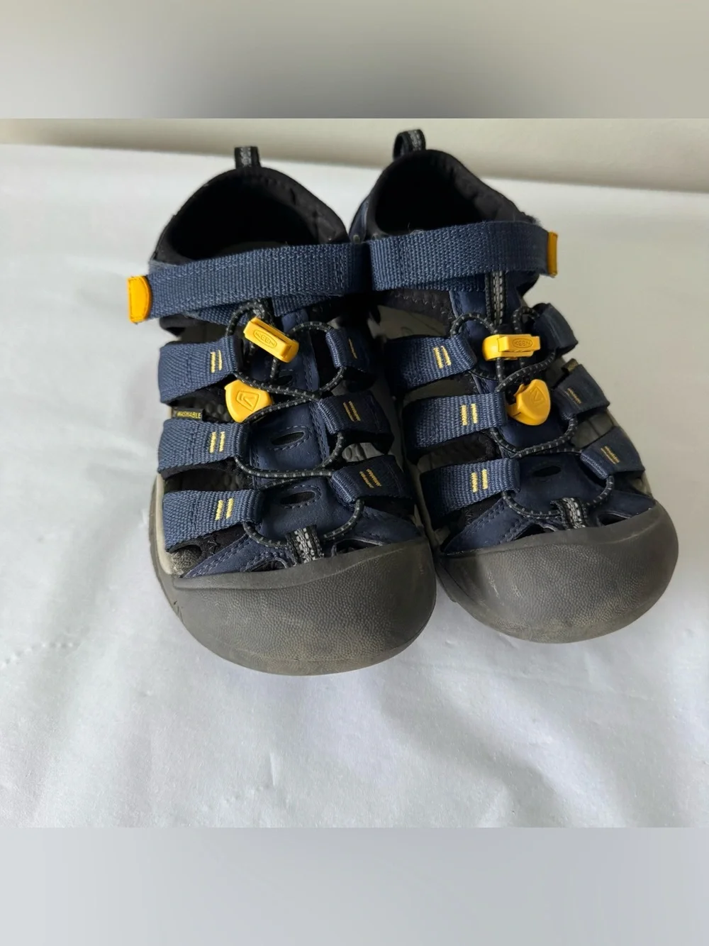KEEN Size 4 Big Boys Blue Sandals